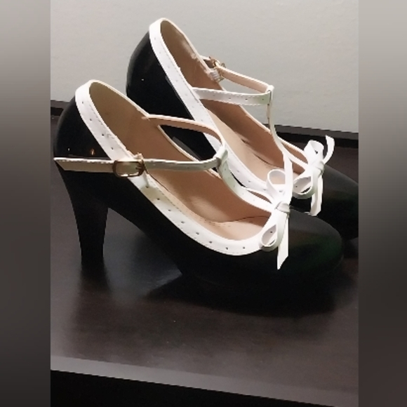 Black and White patent T-strap heels - Picture 4 of 4